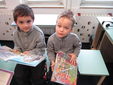 Malí čtenáři v knihovně
