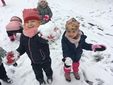Skřítkové si užívají první sníh